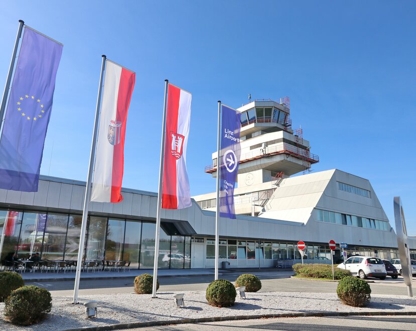 Vorderfront Flughafen mit Tower und Fahnen | © Flughafen Linz